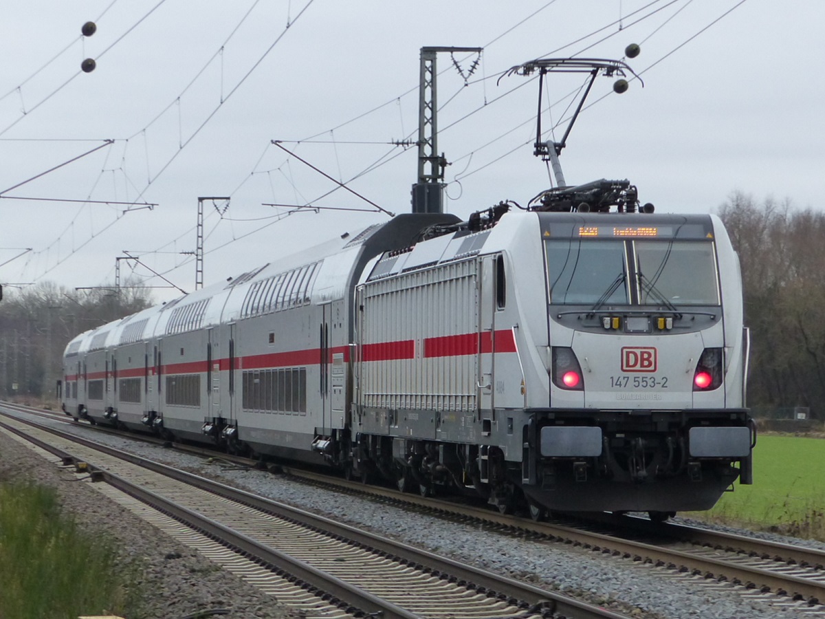 147 553 mit IC 2321 nach Frankfurt beim ehem. Bk. Deves zwischen Salzbergen und Rheine, 28.12.2021
