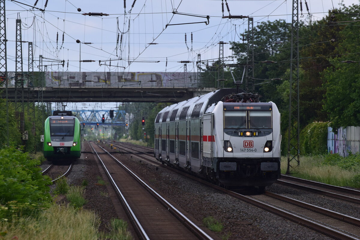 147 554 ist mit ihrem IC auf den Weg nach Düsseldorf und hat soeben bei Duisburg Rahm die S1 überholt.

Duisburg Rahm 29.05.2022