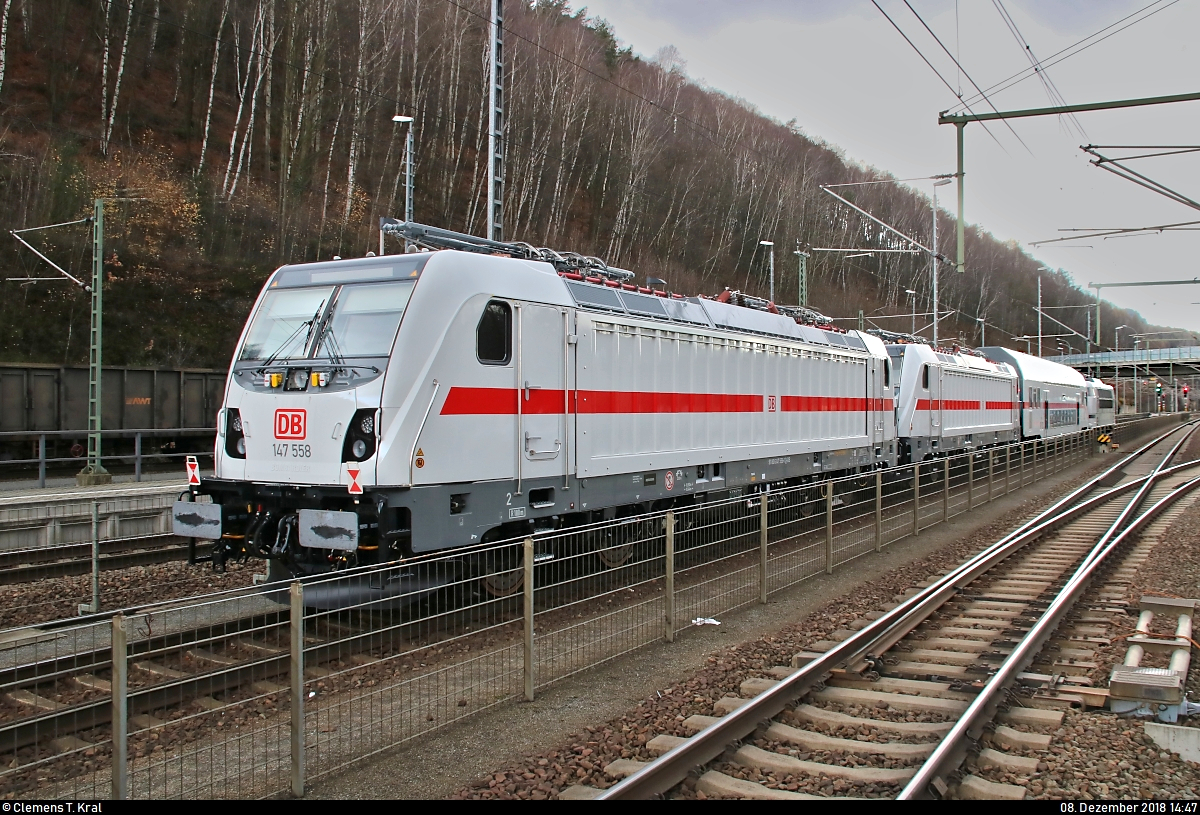 147 558-1, 147 560-7 und ein DBpbzfa 668.2 stehen auf einem Abstellgleis im Bahnhof Bad Schandau und werden in Kürze von 103 222-6 der RailAdventure GmbH auf der Bahnstrecke Děčín–Dresden-Neustadt (Elbtalbahn | KBS 247) weiter in das Landesinnere überführt.
Aufgenommen im Gegenlicht am Ende des Bahnsteigs 1/2.
[8.12.2018 | 14:47 Uhr]