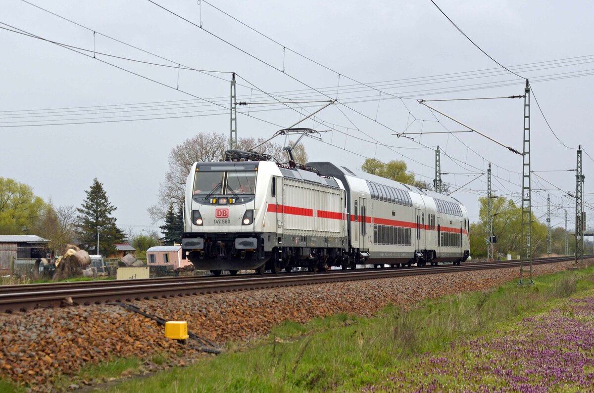 147 560 war am 20.04.23 mit zwei IC-Doppelstockwagen auf Probefahrt. Hier rollt das Gespann durch Gräfenhainichen Richtung Bitterfeld.