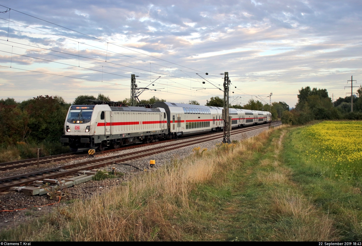 147 562-3 DB als IC 2382 (Linie 87) bzw. RE 52389 (RE87) von Singen(Hohentwiel) nach Stuttgart Hbf fährt in Engen-Welschingen auf der Bahnstrecke Offenburg–Singen (Schwarzwaldbahn (Baden) | KBS 720).
[22.9.2019 | 18:43 Uhr]