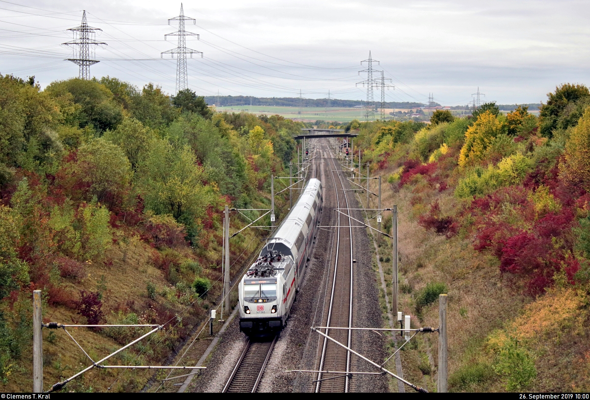 147 562-3 DB als IC 2065 (Linie 61) von Karlsruhe Hbf nach Nürnberg Hbf fährt bei Markgröningen bzw. Schwieberdingen auf der Schnellfahrstrecke Mannheim–Stuttgart (KBS 770).
Aufgenommen von einer Brücke.
[26.9.2019 | 10:00 Uhr]