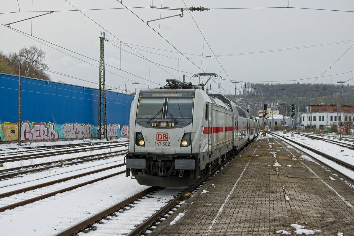 147 562-3 fährt mit dem IC 2323 in den Bahnhof Letmathe ein (02.04.2022)
