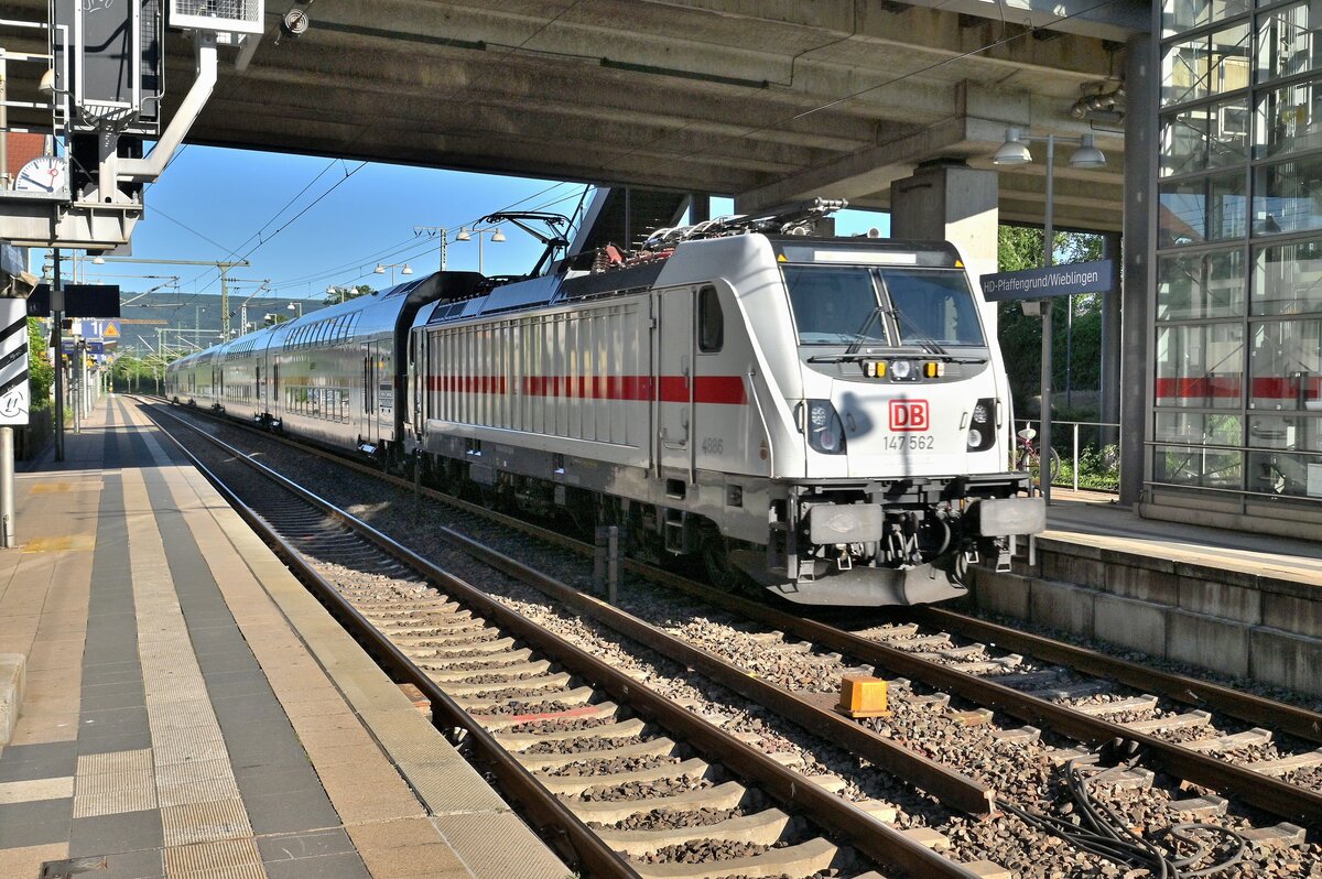 147 562 schiebt einen IC2 durch Pfaffengrund gen Heidelberg Hbf.3.6.2021