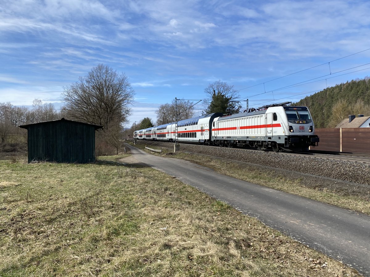 147 563 fährt mit dem umgeleiteten IC 2363 am 20.03.2021 durch Ronshausen gen Eisenach. 