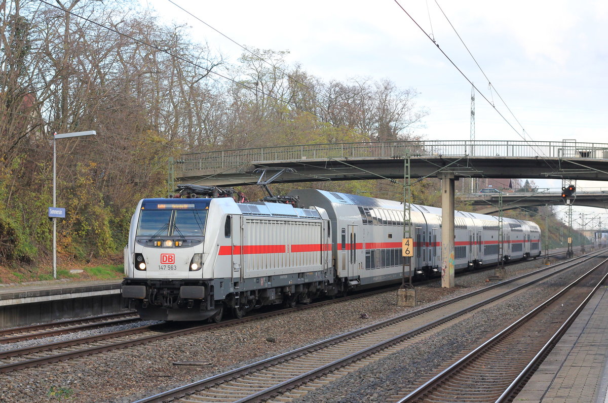 147 563 mit IC Nürnberg-Karlsruhe am 30.11.2019 in Stuttgart-Sommerrain. 