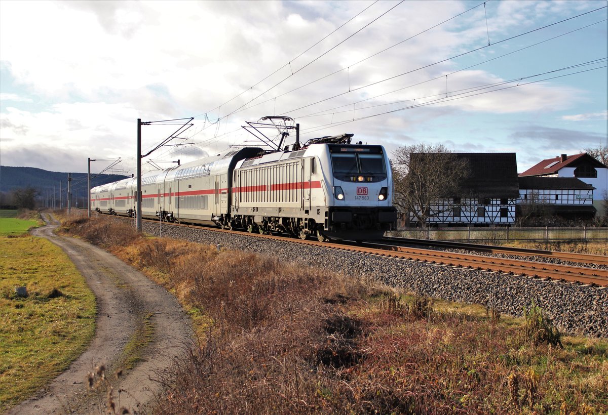 147 563 zu sehen am 24.12.20 mit dem IC 2063 in Etzelbach.