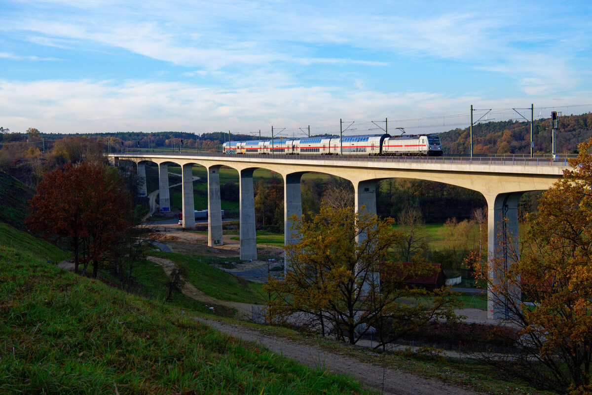 147 564 DB Fernverkehr mit einer IC2 Garnitur als Überführungsfahrt nach Nürnberg bei Emskirchen, 15.11.2020
