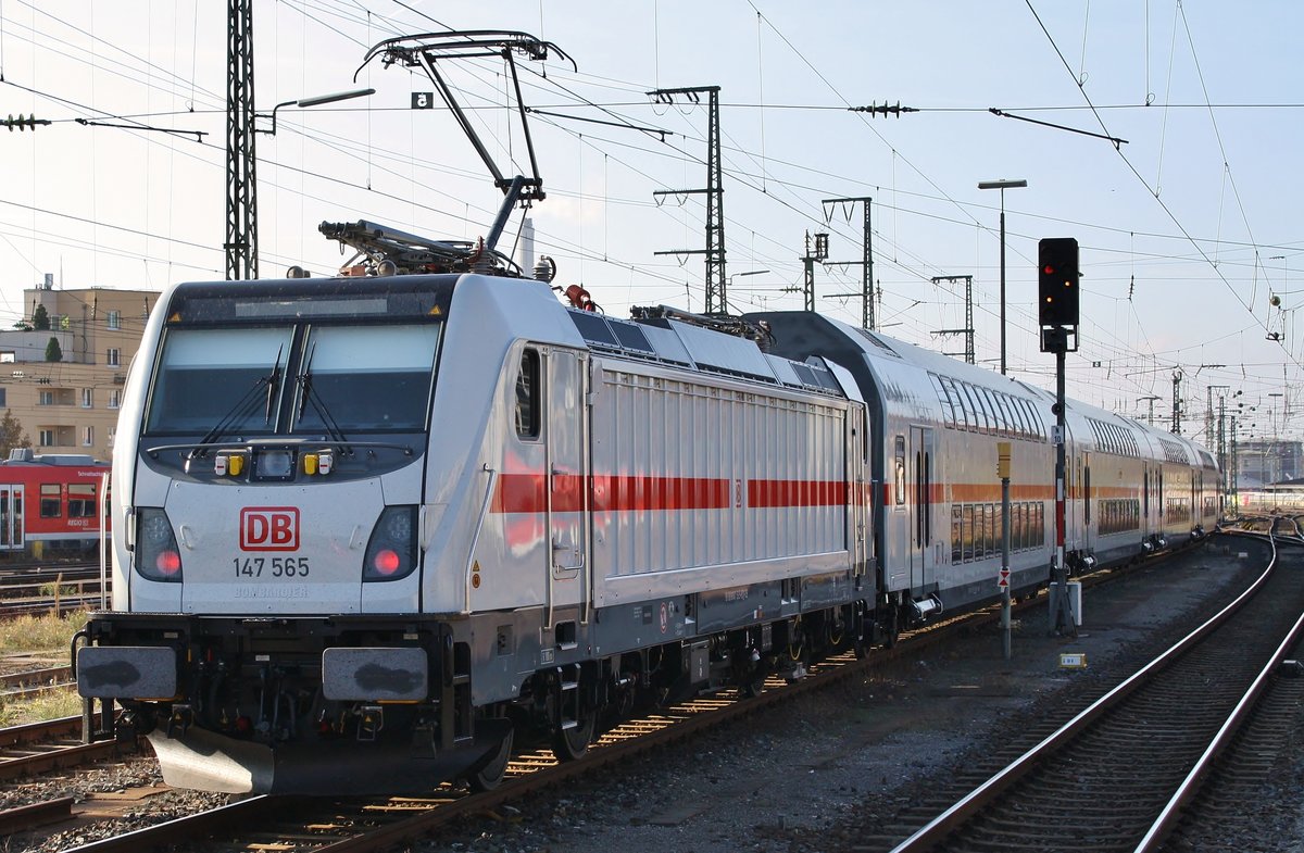 147 565 schiebt am 15.11.2018 eine IC2-Leergarnitur aus dem Nürnberger Hauptbahnhof. 