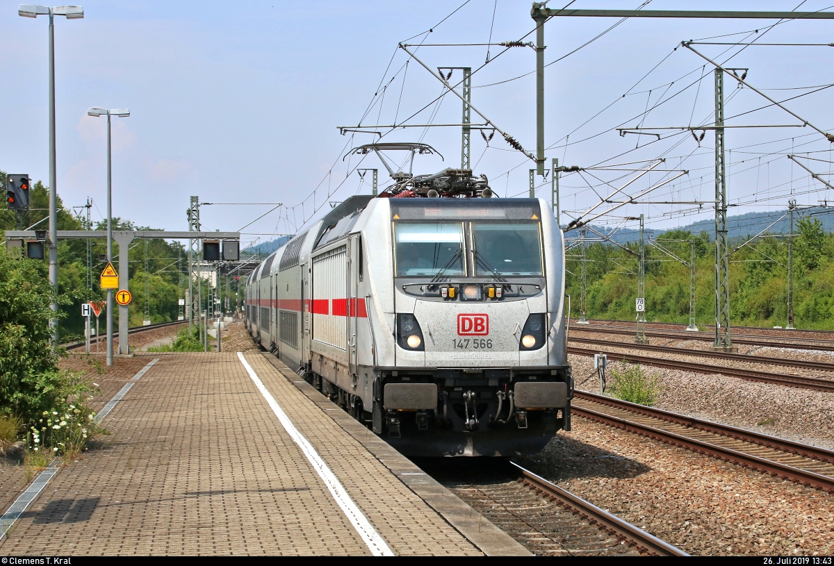 147 566-4 DB als IC 2069 (Linie 61) von Karlsruhe Hbf nach Nürnberg Hbf durchfährt den Bahnhof Vaihingen(Enz) auf Gleis 2.
(Neubearbeitung. Weniger Treppchenbildung geht in dieser Bildgröße leider nicht.)
[26.7.2019 | 13:43 Uhr]