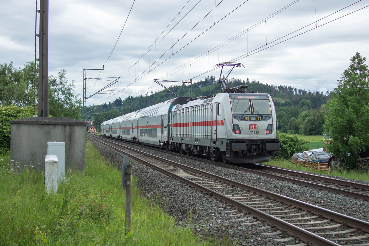 147 566 als IC in Richtung Bamberg unterwegs,gesehen am 29.05.2024 bei Neukenroth(Oberfr.)