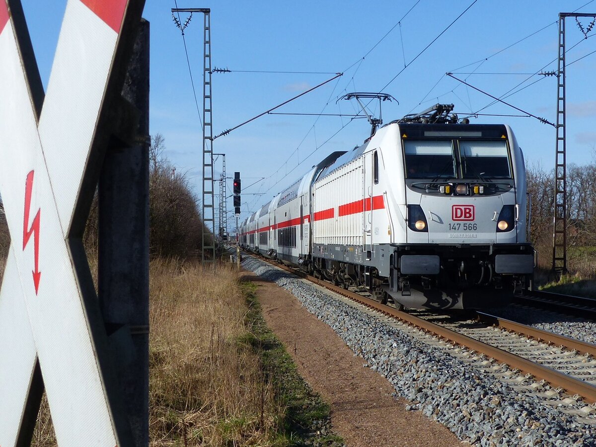 147 566 mit IC Emden=Außenhafen - Köln bei Salzbergen, 26.02.2022