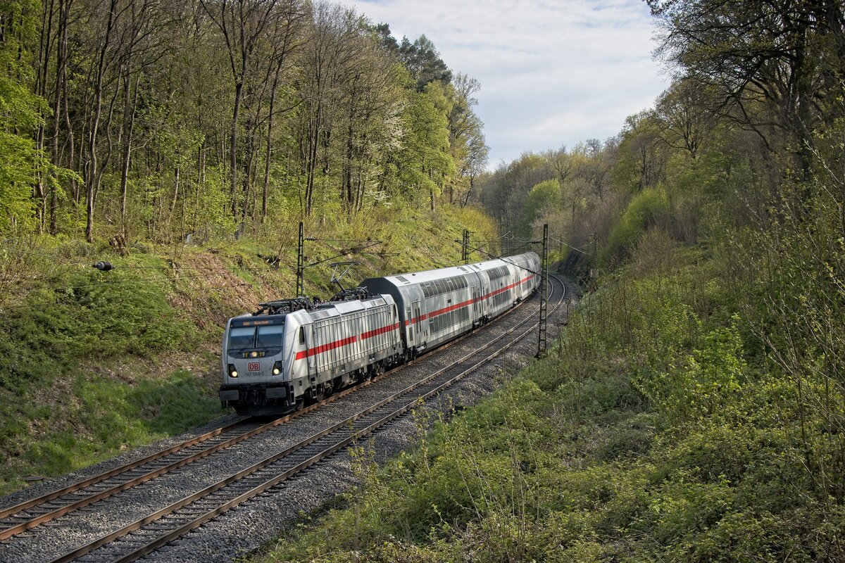 147 568-0 zieht den Intercity 2228 durch den Aplerbecker Wald Richtung Unna (21.04.2022)