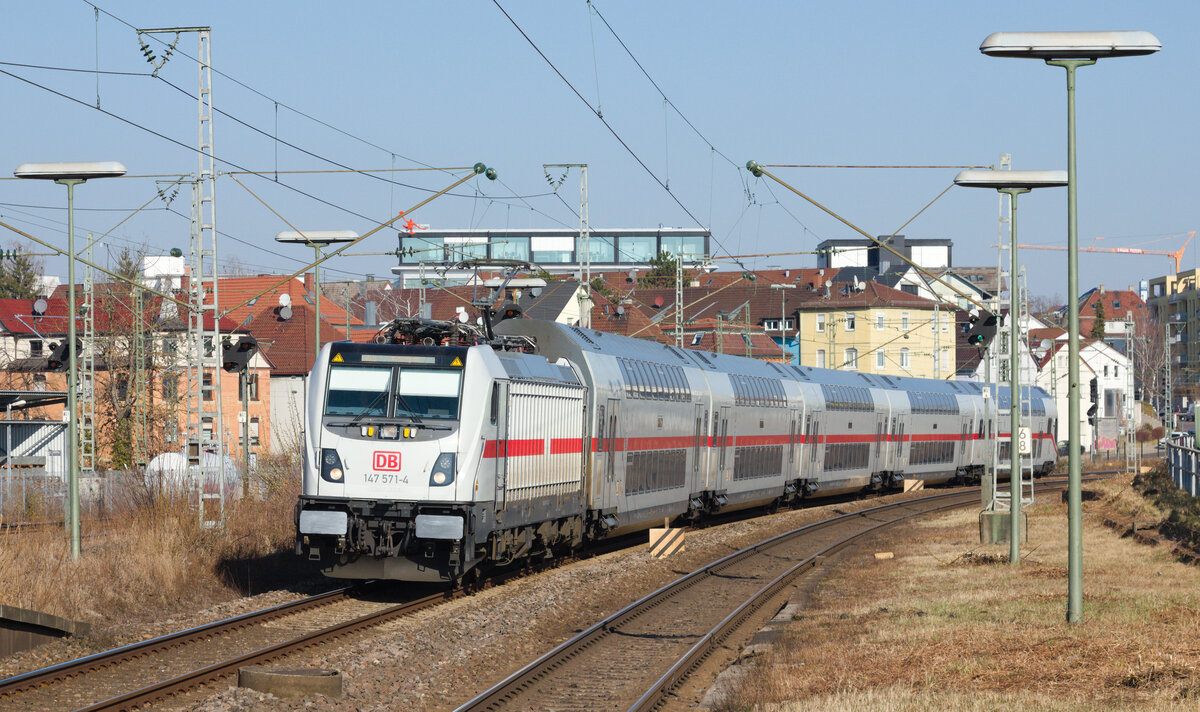 147 571 mit IC 2065 am 05.03.2022 in Stuttgart-Zuffenhausen. 