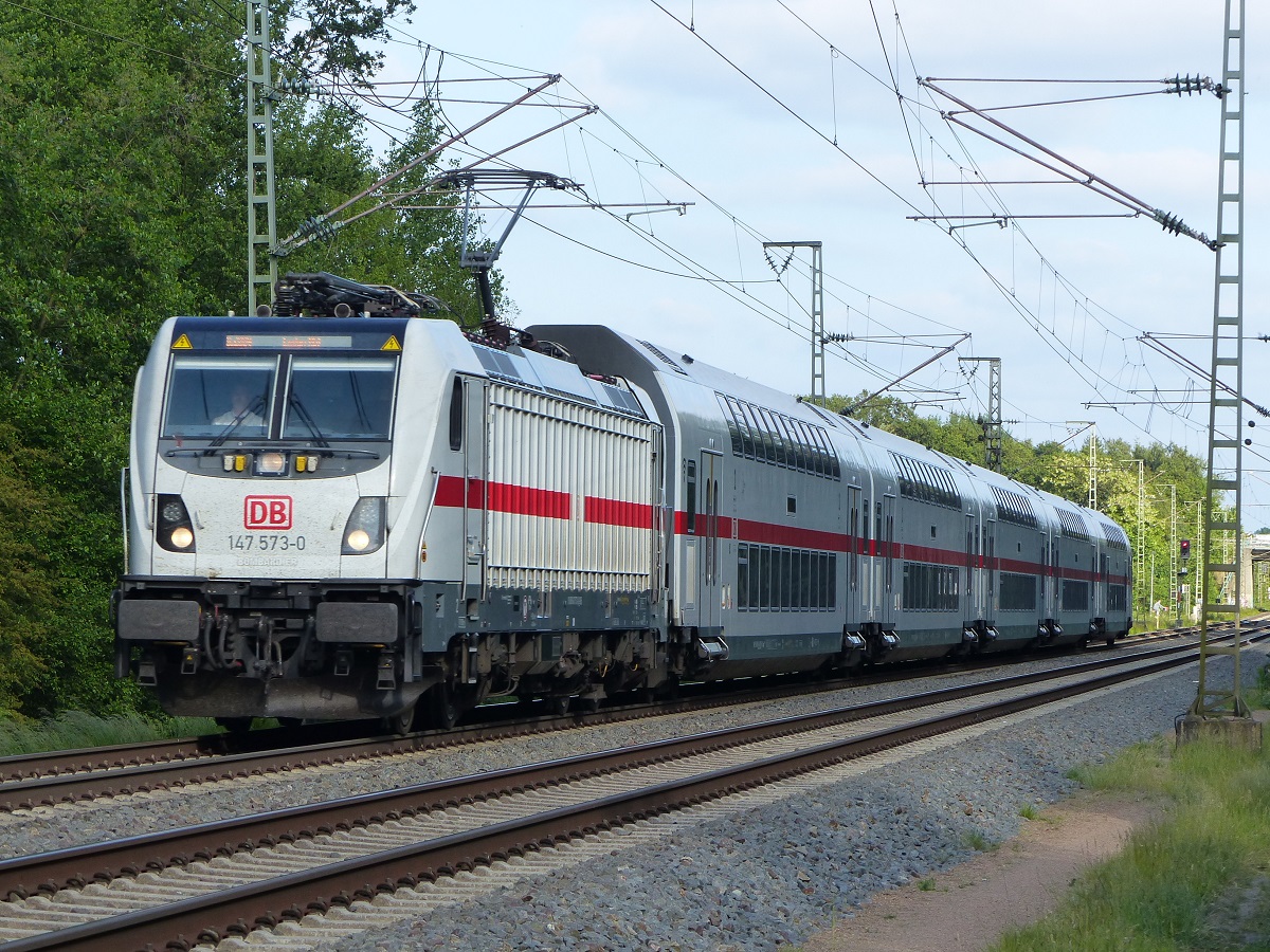 147 573 mit IC 2004 Koblenz - Emden in Rheine=Bentlage, 30.05.2023