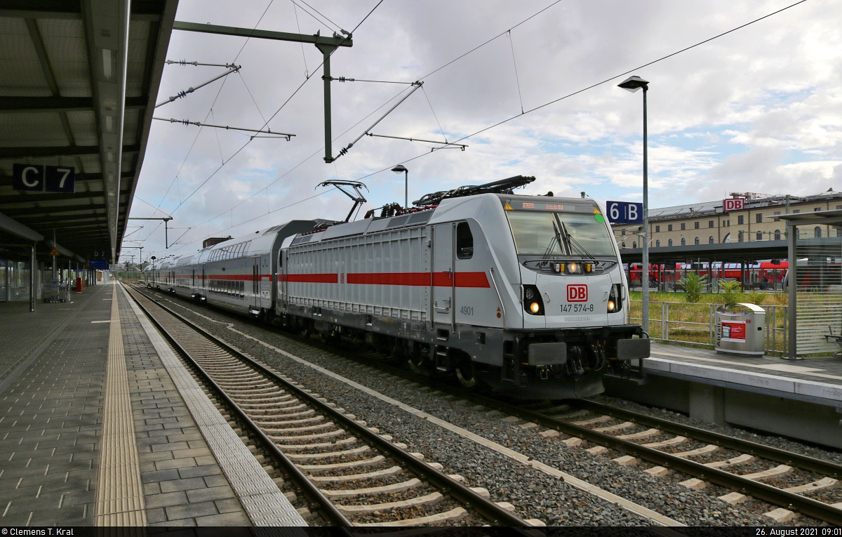 147 574-8 steht in Magdeburg Hbf auf Gleis 6. Auf den meisten Umläufen sind bislang sonst 146.5 unterwegs.

🧰 DB Fernverkehr
🚝 IC 2033 (Linie 56) Braunschweig Hbf–Leipzig Hbf
🕓 26.8.2021 | 9:01 Uhr