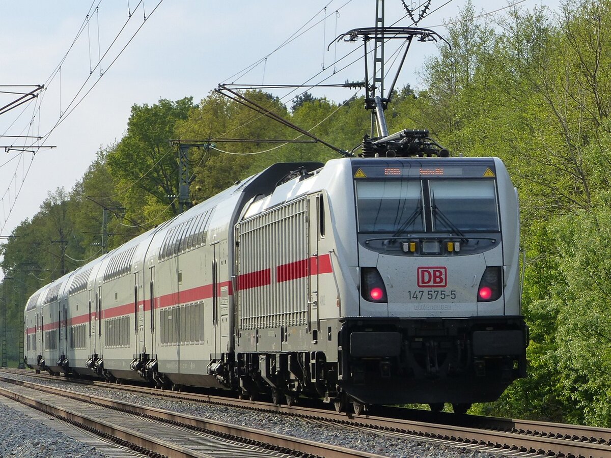 147 575 mit IC 2004 Koblenz - Emden in Rheine=Bentlage, 02.05.2022