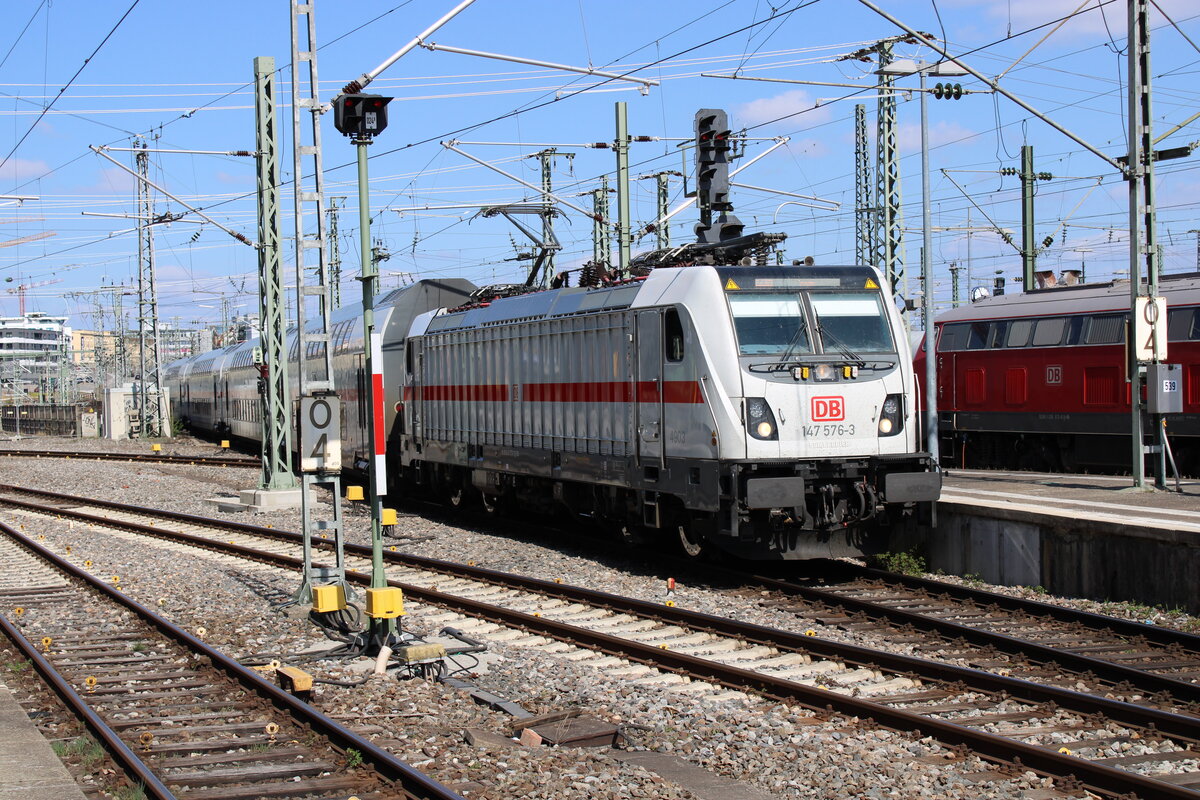 147 576-3 als RE87 aus Singen Hohentwiel bei der Einfahrt in Stuttgart HBF am 16.4.2022 