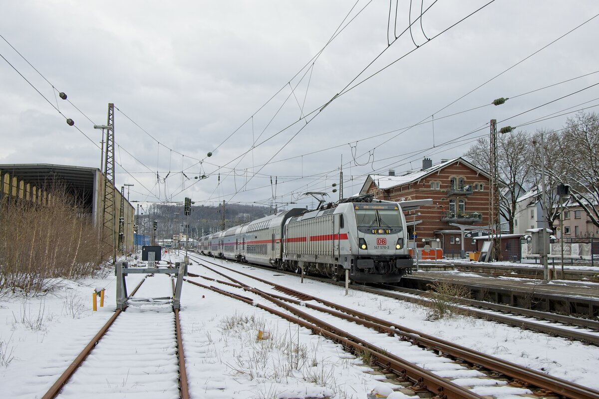 147 576-3 fährt mit dem Intercity 2321 nach Friedberg(Hess) aus Letmathe aus (02.04.2022, aufgenommen vom Stenglingser Weg aus)