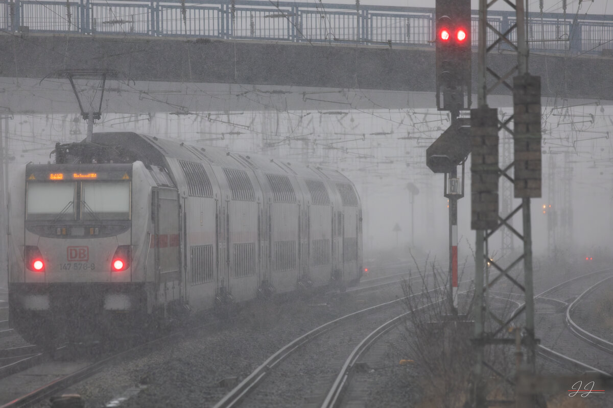 147 578-9 schiebt am 03.01.2026 den IC 2320 richtung Witten, aufgenommen in Hagen Vorhalle.