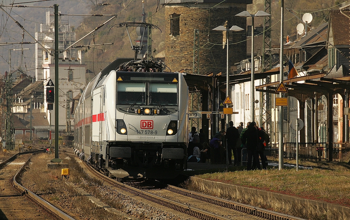 147 578 kommt an diesem Sonntag, 13.03.2022 wegen Bauarbeiten auf der linken Mittelrheinstrecke durch den Bahnhof Kaub