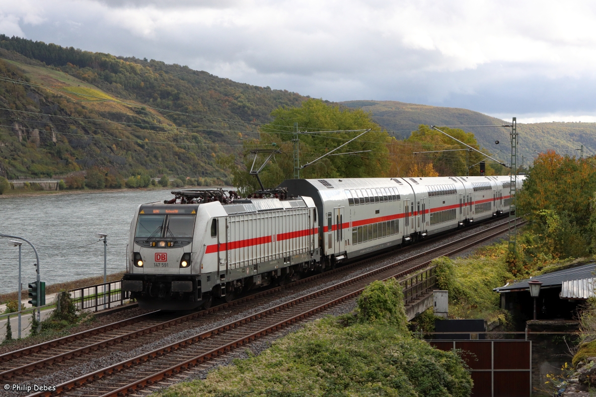 147 591 (DB) mit dem über zwei Stunden verspäteten IC 1747 nach Dortmund Hbf in Oberwesel, 21. Oktober 2025