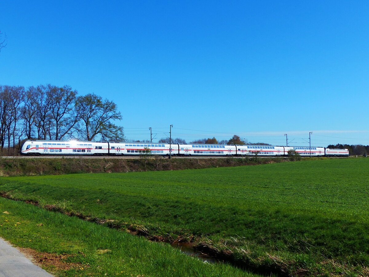 147... schiebt IC 2322 Frankfurt (M) - Norddeich=Mole; aufgenommen in der Bauerschaft Hummeldorf bei Salzbergen, 17.04.2022