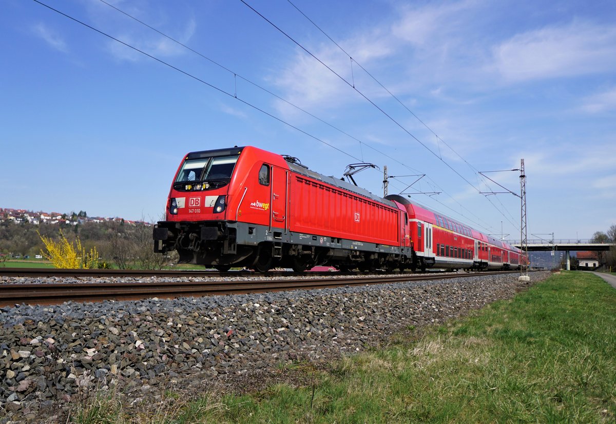147010 bringt am 27.03.2020 den unterdurchnittlich besetzten RE von Stuttgart nach Tübingen.Fotostandpunkt war beim Haltepunkt Lustnau.