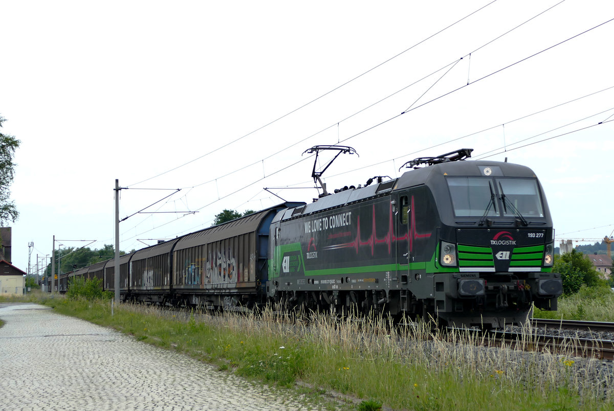 14.Juni 2018, Ein Güterzug mit einer VECTRON-Lok der TXLOGISTIK fährt durch Küps in Richtung Saalfeld.