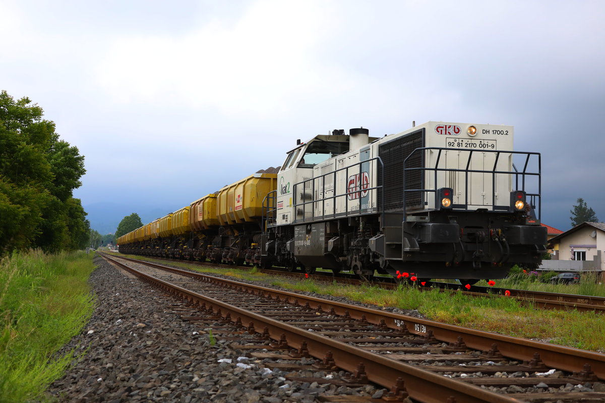 14.Mai 2018
Ein weiterer, mit Ausbruch beladener Güterzug , donnert gen Werndorf. 
Hier im Bahnhof Frauental Bad Gams . 
