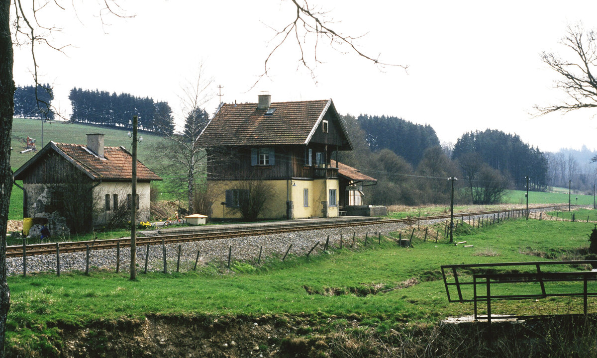 15. April 1993, Haltepunkt Otting an der Strecke Traunstein - Waging am See. 