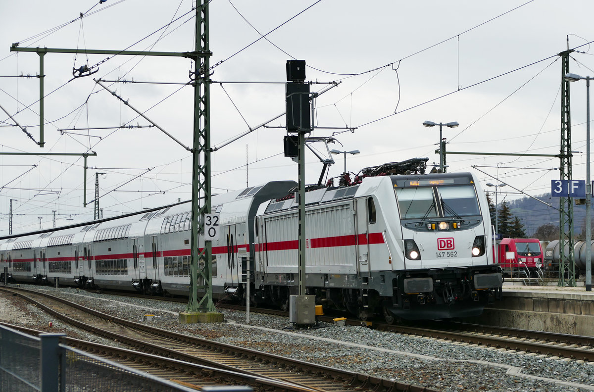 15. Januar 2019, IC 2063 verlässt den Bahnhof Lichtenfels in Richtung Leipzig. Nach Plan hätte die eingesetzte Garnitur 4886 das schon vor etwa einer Stunde tun sollen. 