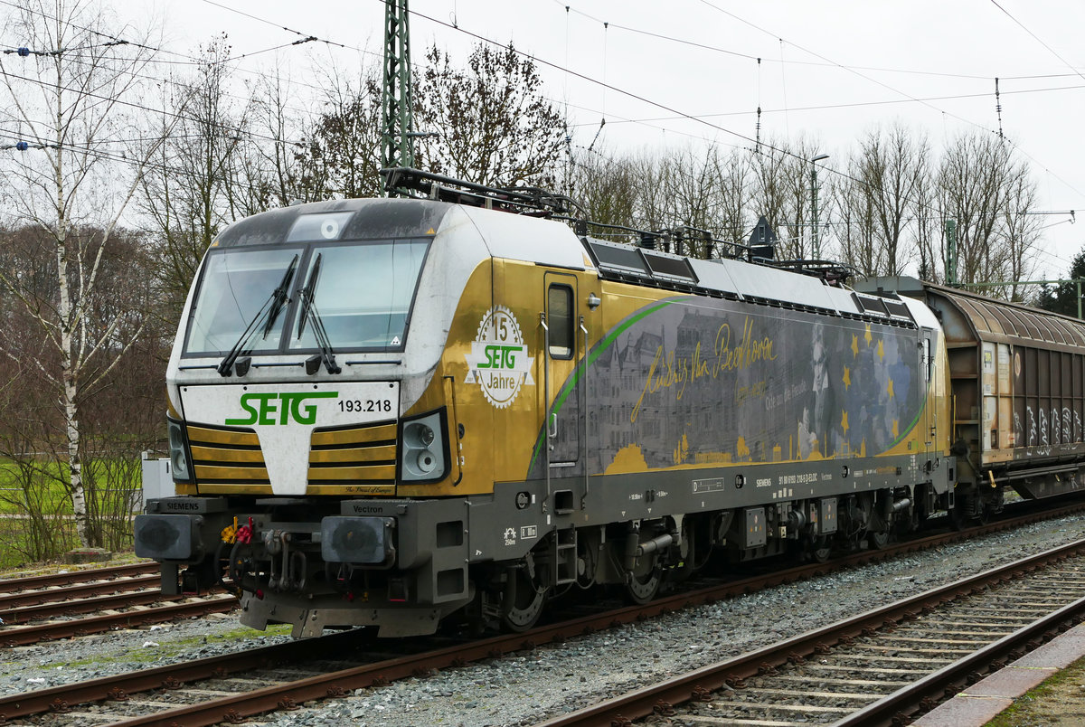 15. Januar 2019, Wegen eines Fahrleitungsschadens kam heute der Zugverkehr zwischen Hochstadt und Pressig-Rothenkirchen zum Erliegen. Von Süden wurden die Güterzüge in Lichtenfels und Hochstadt-Marktzeuln angehalten. Für den Personenverkehr waren Busse unterwegs. Erst nach der Durchfahrt des (natürlich wieder verspäteten) IC 2063 kam Bewegung in die gestrandeten Züge. Als nächster darf der mit SETG 193 218  Ludwig van Beethoven  bespannte auf die Reise gehen. Gute Fahrt! 