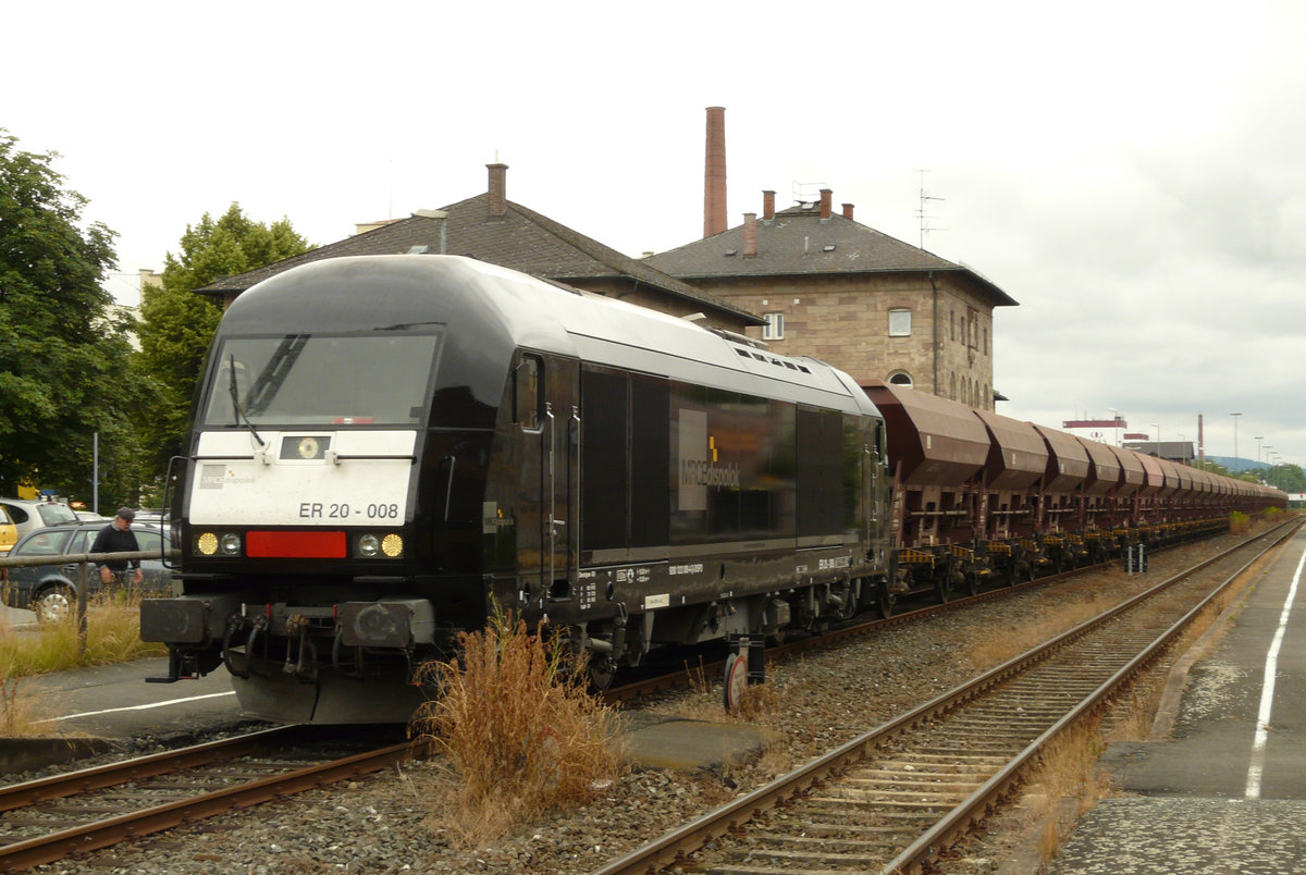 15. Juli 2009, Dispolok 223 008 der MRCE wartet mit einem Güterzug von Lichtenfels nach Neuenmarkt-Wirsberg im Bahnhof Kulmbach auf die Weiterfahrt. 