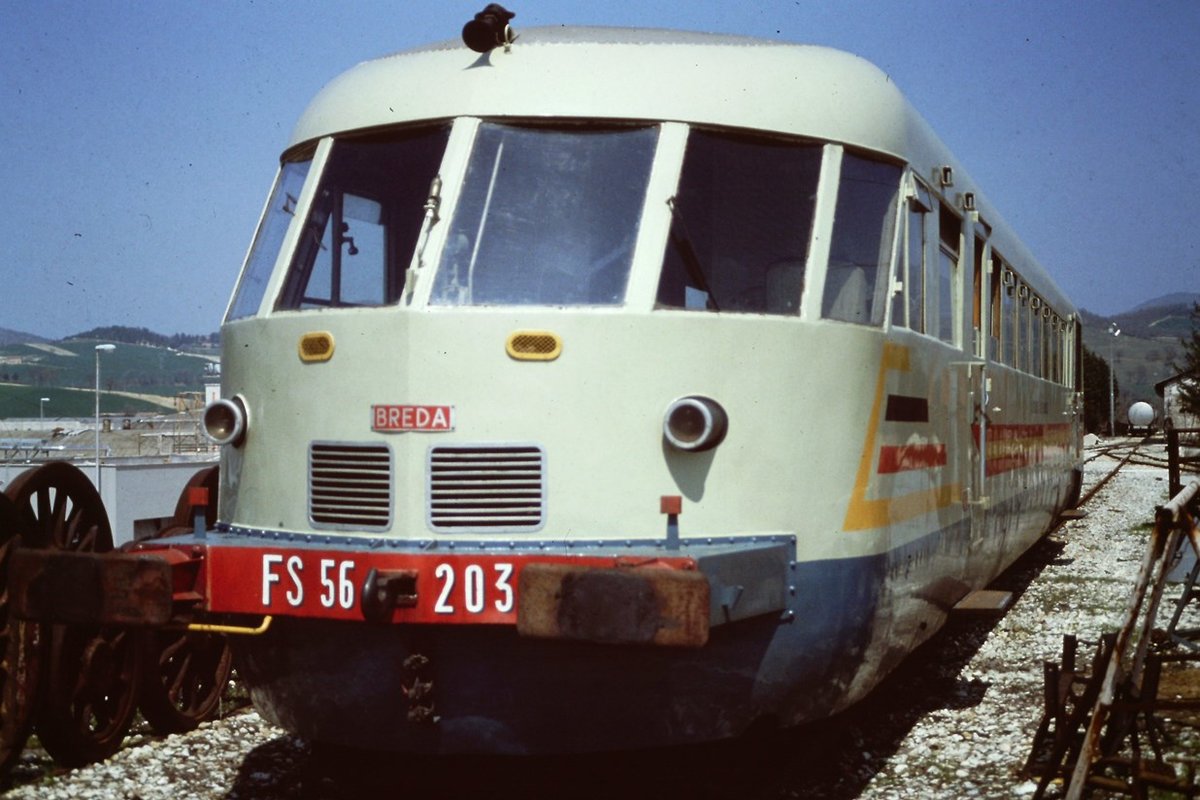 15 june 1984, ALn 56.2037 at Fabriano depot. This railcar was transformed into a mobile classroom for accident prevention courses.This unit was later demolished a few years later.