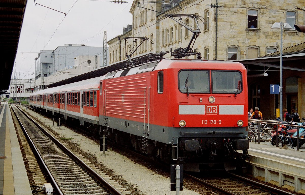 15. Juni 2007, im Bahnhof Bamberg steht Lok 112 178 vor einer Regionalbahn in Richtung Würzburg
