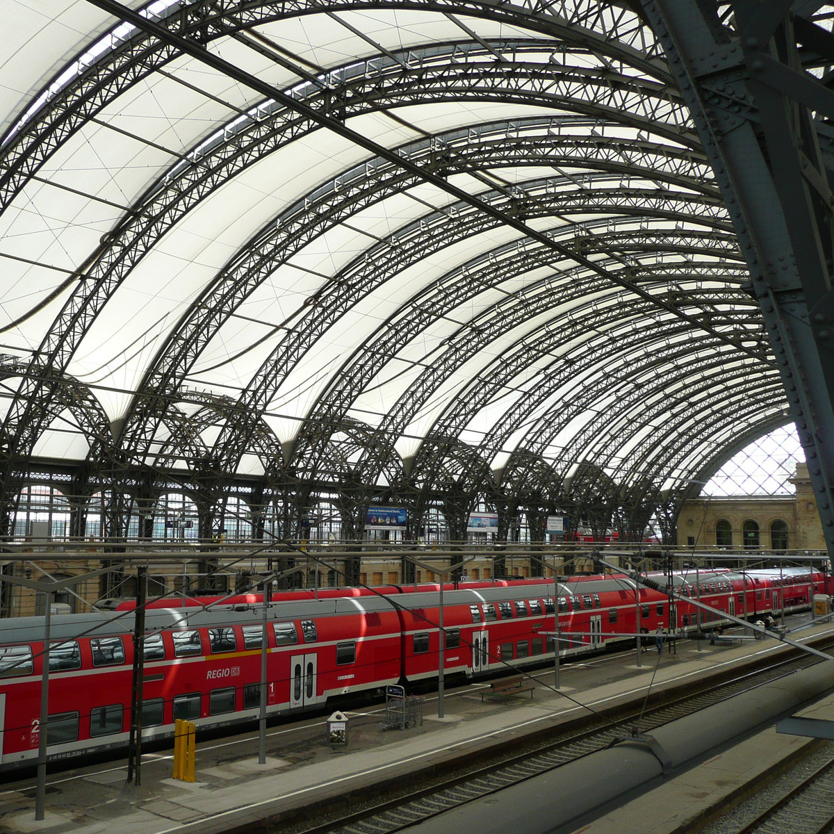15. Juni 2009, Dresden-Hauptbahnhof, in der Mittelhalle steht ein Doppelstockzug.