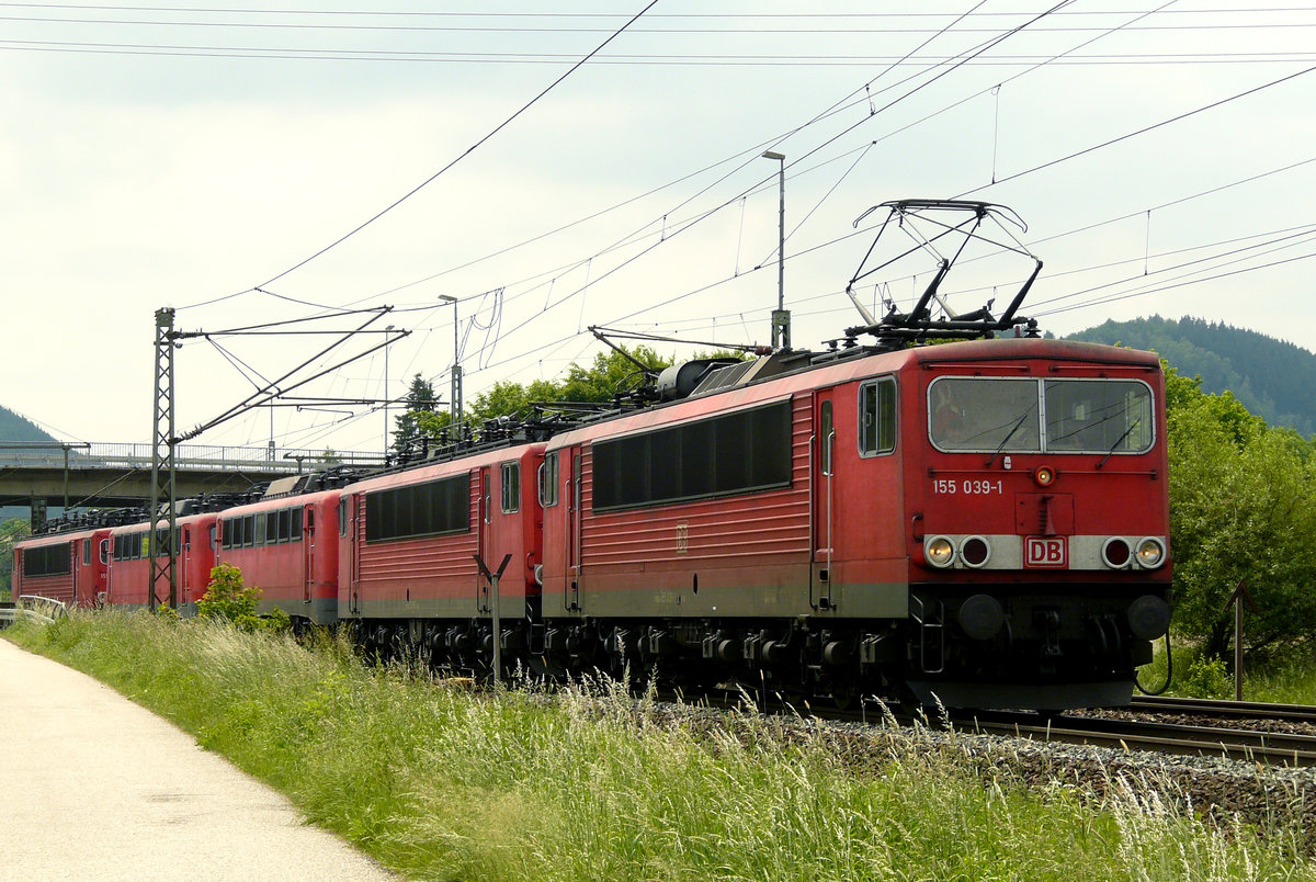 15. Juni 2010, Ein Lokzug, gezogen von 155 039 und bestehend aus den Lokomotiven 155 198, einer Lok der BR 140, der 140 850 und der 155 234, verlässt nach einem Halt den Bahnhof Pressig-Rothenkirchen in Richtung Saalfeld.