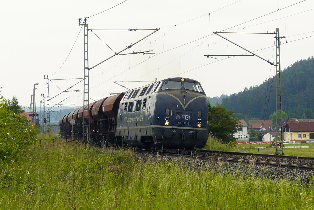 15. Juni 2010, Zwischen Hochstadt und Probstzella wird das Gleisbett nachgeschottert. Hier fährt Lok 221 136 mit einem leeren Schotterzug durch Gundelsdorf. Die V200 221 136 der DB wurde 1965 von KM mit der Nummer 19256 ausgeliefert. Sie gehört jetzt der Eisenbahngesellschaft Potsdam.