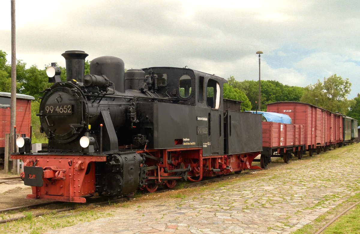 15. Juni 2011, Fahrzeugsammlung in Putbus: Lok 99 4652, Gebaut 1941 bei Henschel, Fabriknummer 25983 für die Heeresfeldbahn. Ab 1945 Einsatz bei der Jüterbog-Luckenwalder Kreiskleinbahn, 1964 bis 1968 nach Rügen auf die Nordstrecke versetzt. 1974 an W. Seidensticker. Ab 1974 fuhr sie  als  Frank S.  auf verschiedenen Museumsbahnen. Seit 1994 stand sie in Putbus. Am 05. Mai 2018 konnte ich sie unter Dampf in Mesendorf erleben. 