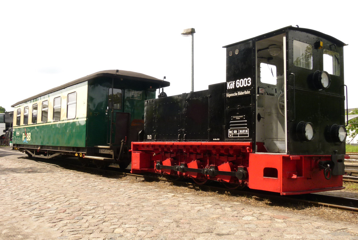 15. Juni 2011, Putbus auf Rügen. Diesellok Deutz HF 130 C, 600 mmm Spur. Bj. 1942. Auslieferung an OKH. 1949 an DR, 1954 in Dessau aufgearbeitet und auf 750 mm umgespurt. Umzeichnung in Köf 6003. 1975 Ausmusterung, weiter bei der Bahnmeisterei Bergen (Rüg) eingesetzt. 1991 Umzeichnung in 199 001. Wieder im aktiven Dienst. 1996 an Rügensche Kleinbahn Köf 6003, 2008 an Landkreis Rügen und Vermietung an Press.