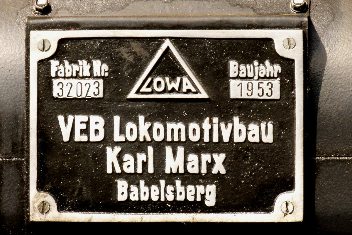 15. Juni 2011 in Putbus. Hier hat die Schmalspurbahn ihre Hauptwerkstatt. Fabrikschild der Lok 99 782.