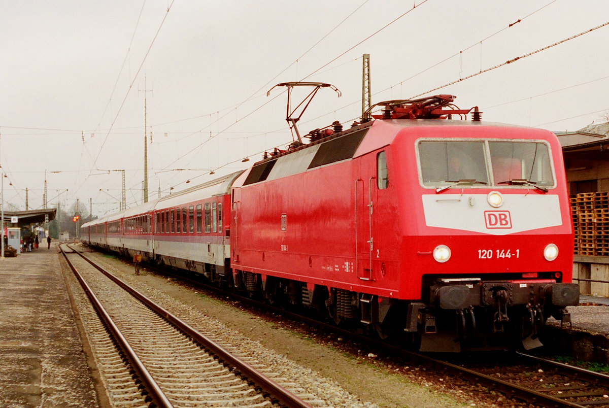 15. März 1997, im Bahnhof Freilassing wartet Lok 120 144-1 mit ihrem IC auf die Abfahrt nach München.