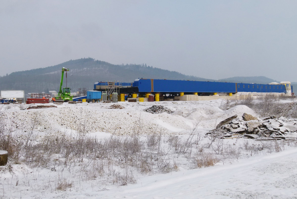 15. März 2013, Bauarbeiten an der ICE-Neubaustrecke Ebensfeld - Erfurt, Errichtung der Mainbrücken bei Wiesen. Nach einem in der örtlichen Presse veröffentlichten Plan sollte heute hier ein Kran stehen und neu angelieferte Bauteile (die Bögen) abladen. So konnte ich noch einmal von Nahem die gewaltigen Träger betrachten, die später die Basis eines zart erscheinenden Bauwerks bilden werden.