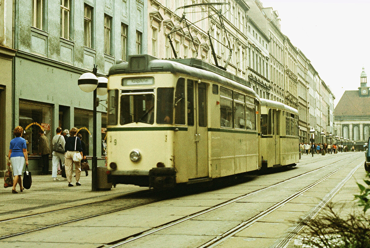15. Mai 1985, Straßenbahn Görlitz, Zweirichtungs-Tw 9, VEB Waggonbau Gotha 1961, 1962 von Plauen (Nr.68) bekommen, 1992 nach Jena abgegeben, von da 2006 nach Istanbul, 2010 weiter nach Bursa (Wikipadia)