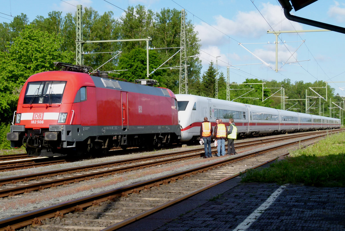 15. Mai 2014, Im Bahnhof Hochstadt-Marktzeuln stand heute früh dieser Messzug. Lok 186 506 der DB Systemtechnik vor ICE  Görlitz  (ICE 2;Tz 235), Er startete gegen 9 Uhr in Richtung Frankenwald.
