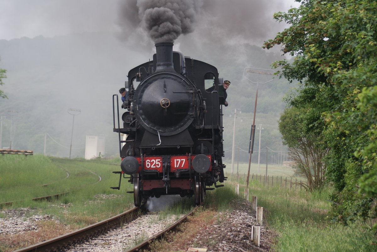 15 may 2016, 625.177 departs from Siena depot to Siena station for a steam special train