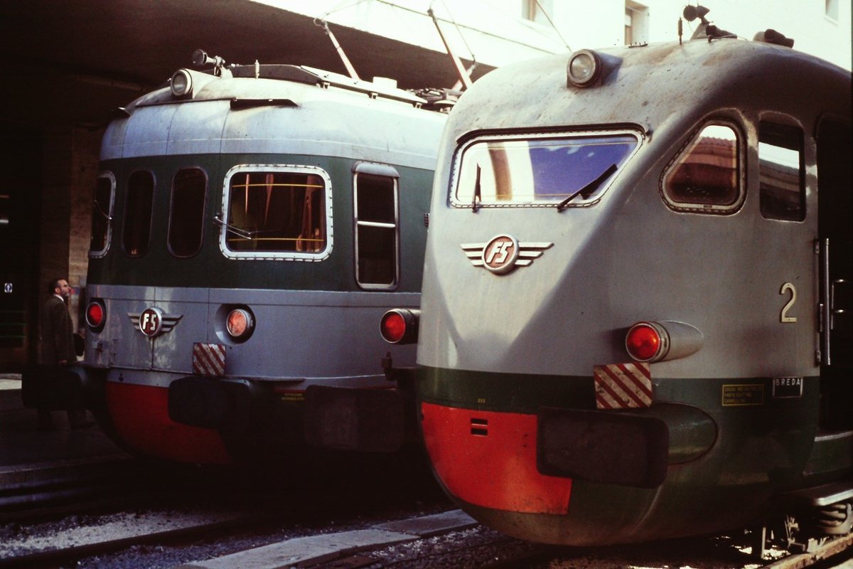15 nov 1992, two prestigious and fast italian train : ETR 236 and ALe 601 at Roma Termini station.