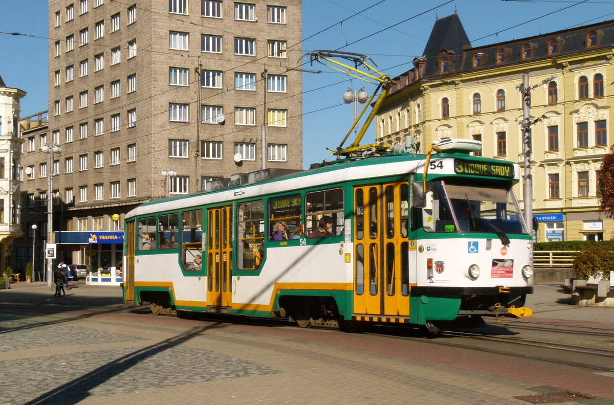 15. Oktober 2011, Tatra-Straßenbahn im tschechischen Liberec. Das Dreischienengleis weist auf den Einsatz auch anderer Fahrzeuge hin.