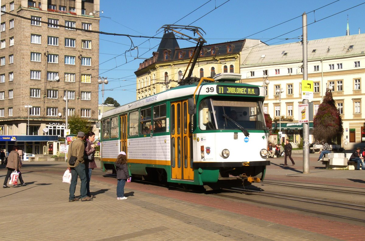 15. Oktober 2011, Tatra-Straßenbahn im tschechischen Liberec. Das Dreischienengleis weist auf den Einsatz auch anderer Fahrzeuge hin.